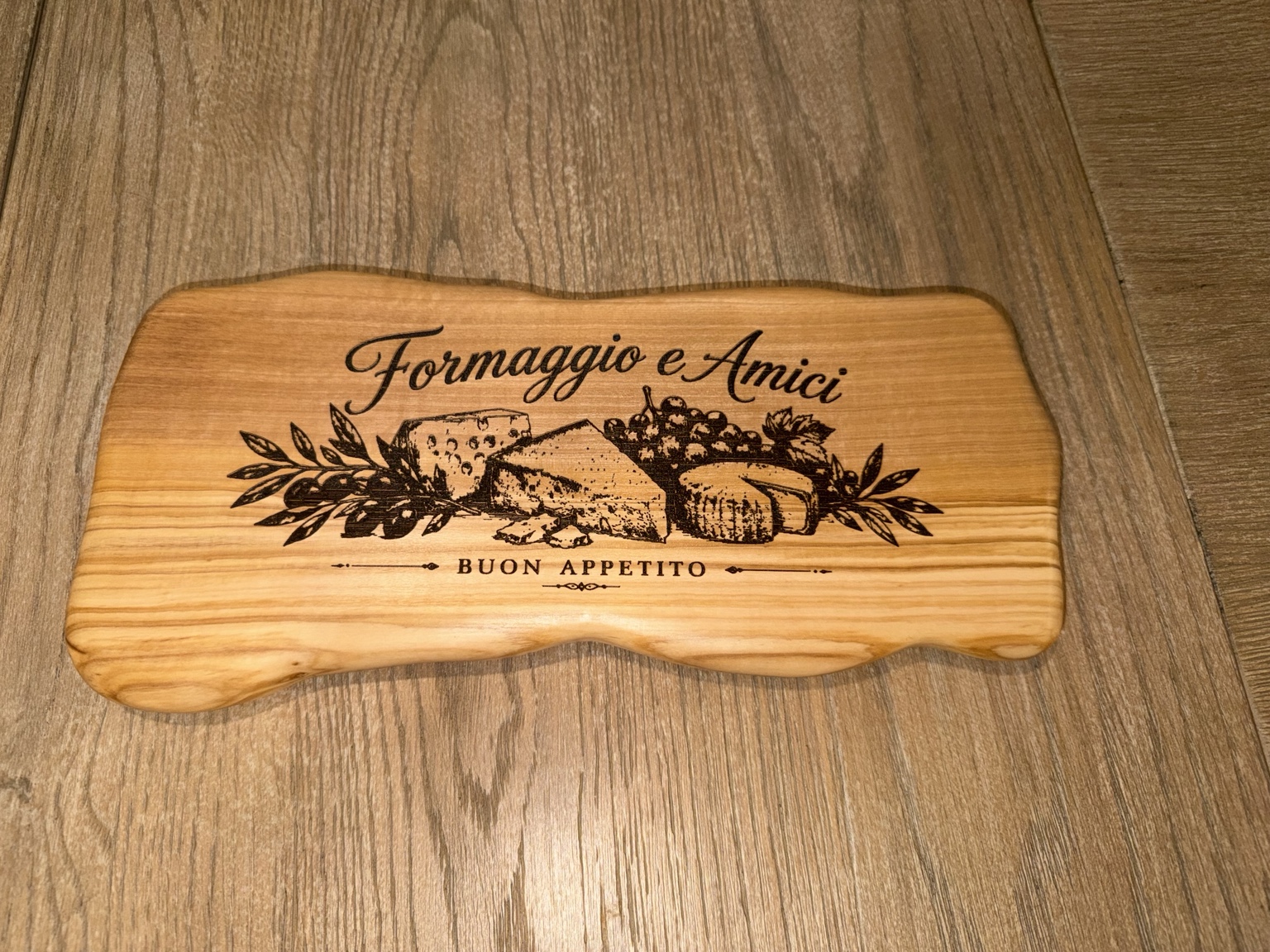 Olive wood cheese board engraved with Formaggio e Amici and an Italian cheese illustration